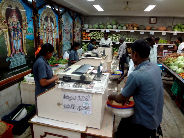 Les représentations des dieux ornent les murs d'une banale boutique de fruits et légumes. En Inde, les dieux sont partout et font partie de la vie quotidienne.