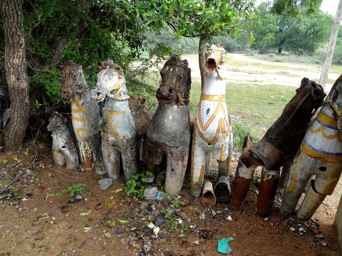 Un peu plus loin nous visitons un sanctuaire dédié à Aiyanaar. L'allée qui mène à l'autel est bordée de chevaux en terre cuite qui sont autant d'offrandes au dieu.