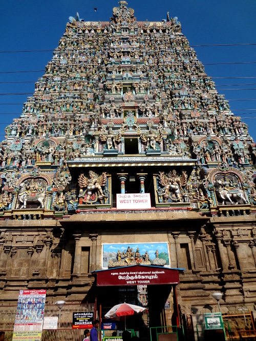 Il est strictement interdit de prendre des photos à l'intérieur du temple. Nous avons respecté cette interdiction. Vue du gopuram ouest de l'extérieur. Le temple compte 4 tours-portails principales, au quatre points cardinaux, et onze gopurams en tout.