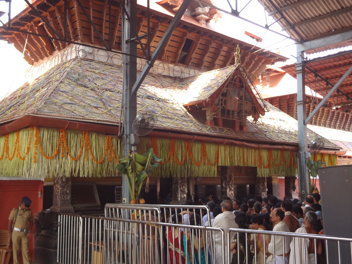 Grand temple à Guruvayur consacré à Krishna. Interdit aux non hindous. Nous pourrons voir que de l'extérieur.