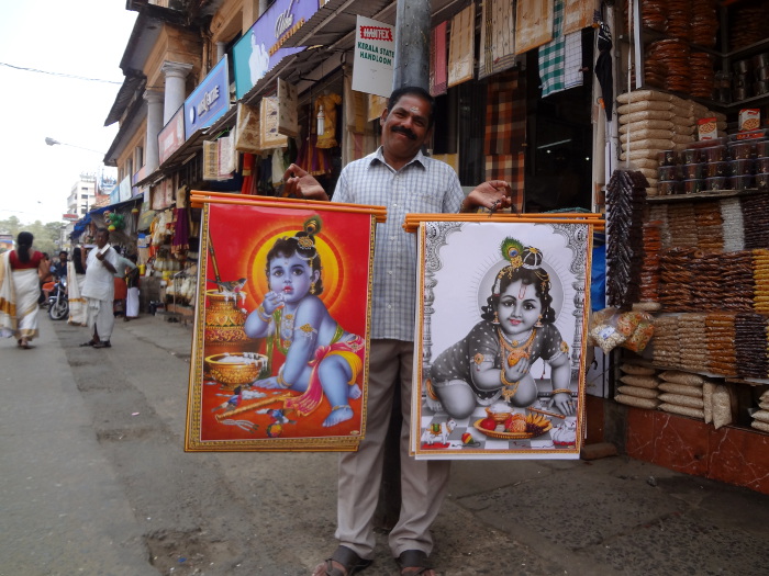 Images de Krishna vendues à l'extérieur du temple.