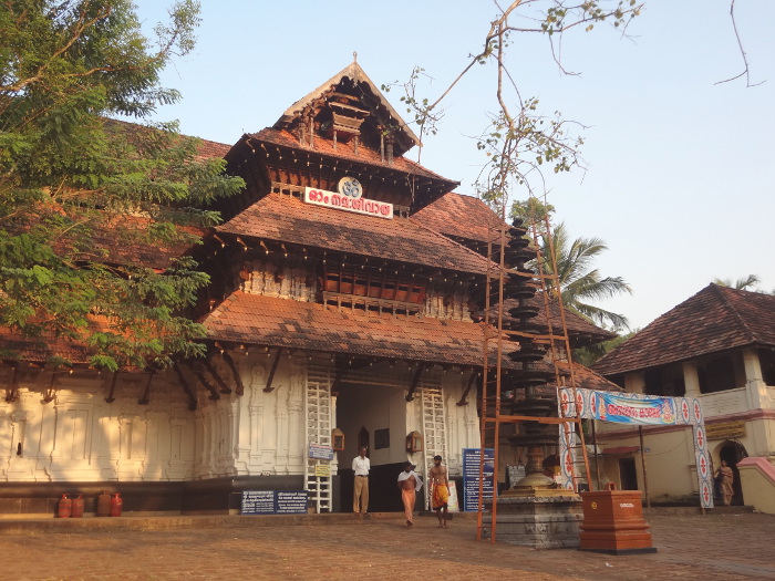 Temple de Vadakkunnatha (Shiva) à Thrissur. Une grande fête, la fête de Pooram, a lieu chaque année en avril-mai autour de ce temple. Il s'agit de l'une des plus grandes fêtes religieuses du Kérala. Temple de Vadakkunnatha (Shiva) à Thrissur. Une grande fête, la fête de Pooram, a lieu chaque année en avril-mai autour de ce temple. Il s'agit de l'une des plus grandes fêtes religieuses du Kérala.