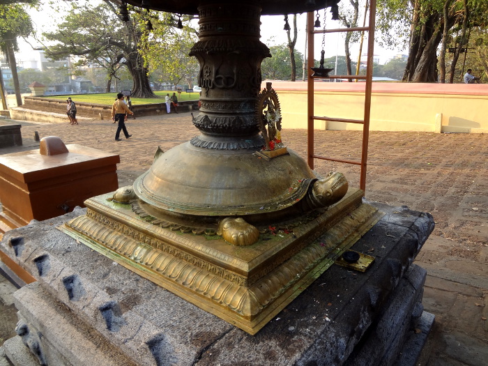 Le mât du temple repose sur une tortue, qui se nomme Kurma dans la mythologie hindoue.