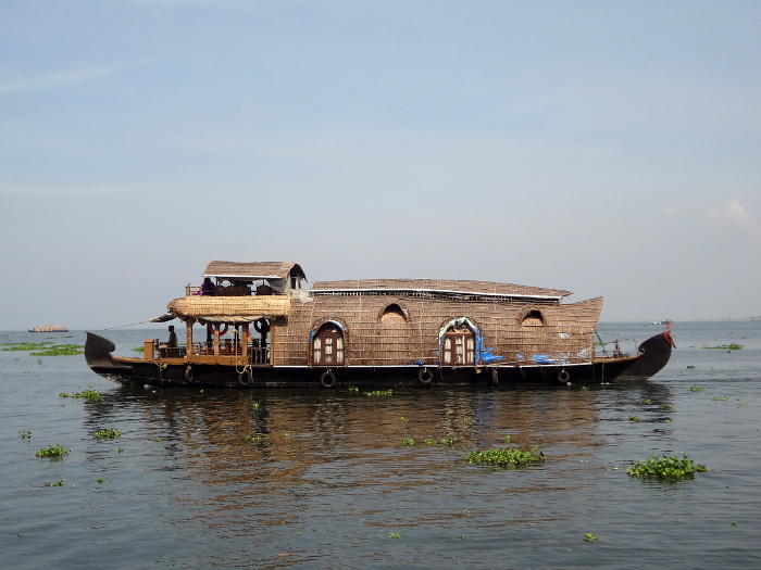 Les bateaux de transport de marchandises traditionnels, les "kettuvalam", ont été transformés en house boats pour des croisières fluviales.