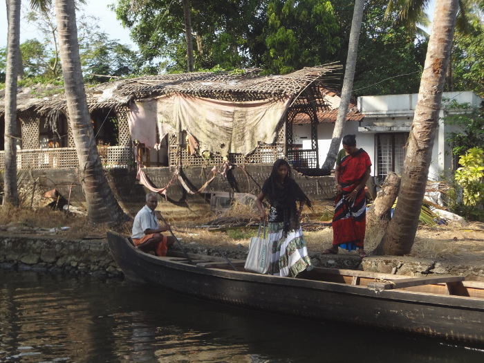 Les habitants se déplacent en pirogue.