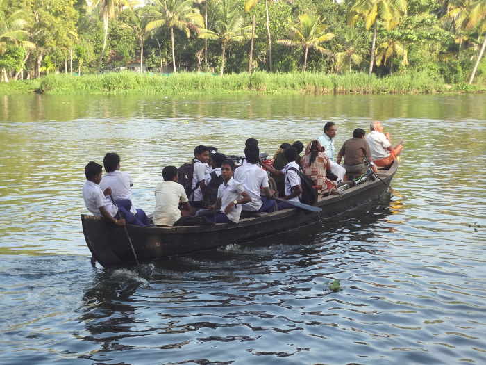 Un passeur permet aux écoliers de rejoindre leur îlot.