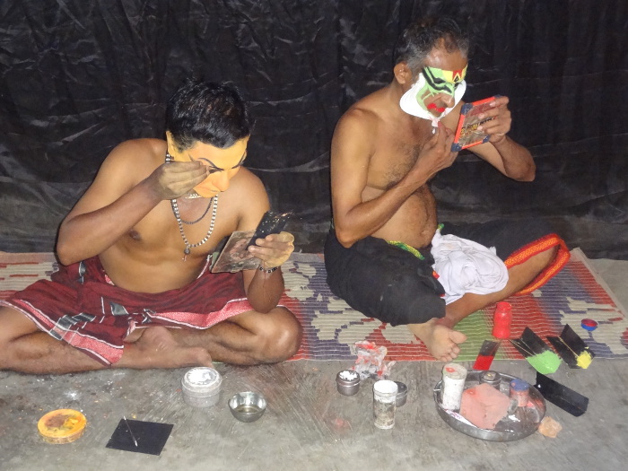 A Varkala nous avons assisté à un spectacle de Kathakali. La séance de maquillage et d'habillage qui dure près de deux heures fait partie intégrante du spectacle. A Varkala nous avons assisté à un spectacle de Kathakali. La séance de maquillage et d'habillage qui dure près de deux heures fait partie intégrante du spectacle.