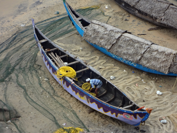 Un pêcheur du même village prépare son embarcation pour un autre type de pêche.