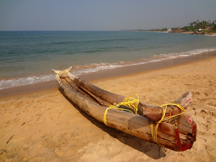 Les pêcheurs les plus pauvres continuent d'utiliser le catamaran. Ce frêle esquif est constitué de trois morceaux de bois attachés à l'aide de liens. Catamaran est un mot d'origine tamoule, "katta" signifie "lien" et "maram" = "bois".