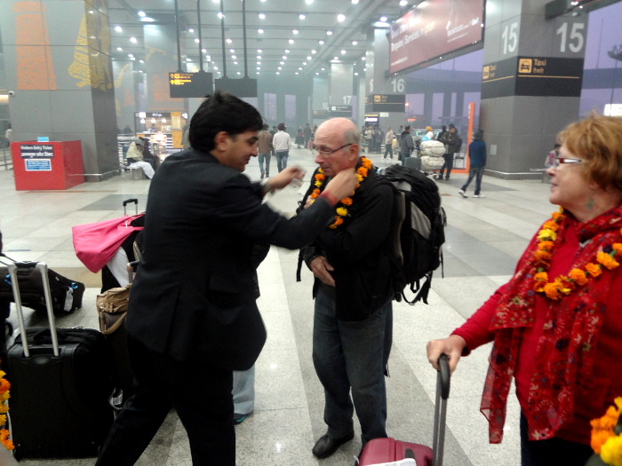 Aéroport de Delhi. A chacune de nos arrivées, nous avons droit à un accueil dans la plus pure tradition avec guirlandes de fleurs. L'invité est considéré en Inde comme un dieu.
