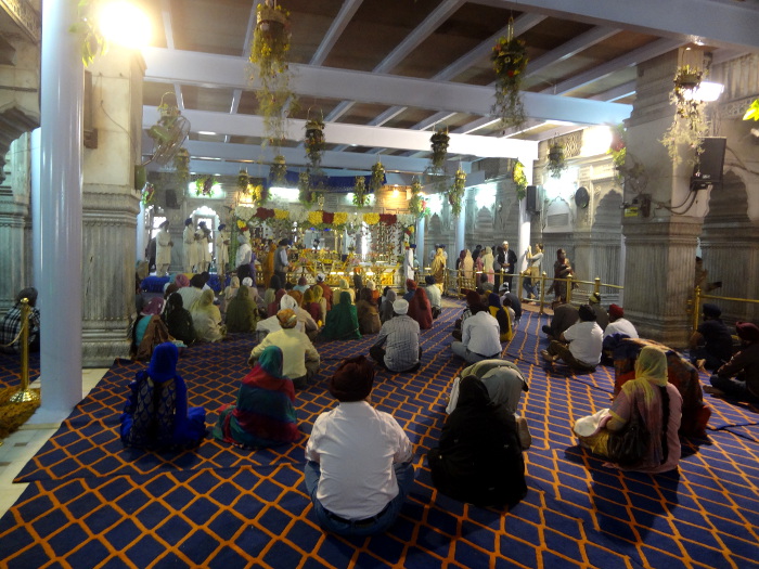 Dans le même quartier, un grand temple sikh ou "gurdwârâ". Ici la salle de prière où l'on s'incline devant le livre sacré, le "Guru Granth Sahib", considéré comme le gourou de la communauté. A noter qu'hommes et femmes sont assis côte à côte. Le sikhisme prône l'égalité sociale et rejette les castes.