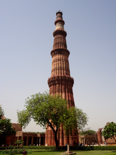 Le Qtub Minar, à la fois minaret comme son nom l'indique et tour de la victoire, a été érigé en 1193 par Qtub-Ud-Din Aibak pour glorifier le premier sultanat de Delhi.