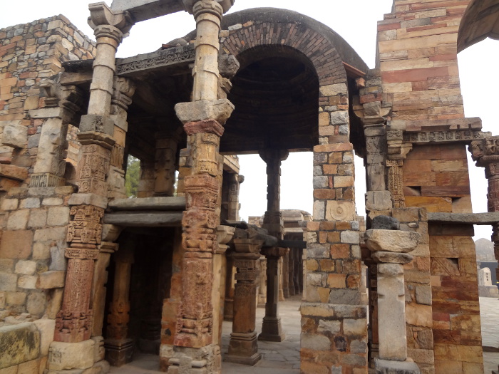 Le Qtub Minar et la mosquée adjacente ont été construits sur des temples hindous. On peut admirer des piliers encore debout et des voûtes dont la beauté architecturale est restée intacte.