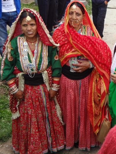 Femmes Gaddi en costumes traditionnels