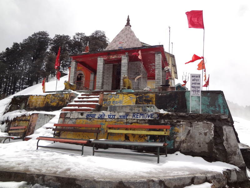 Au sommet (3 135 m), un temple comme il se doit