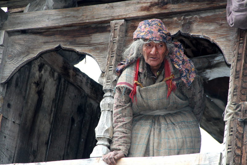 Vieille dame à la fenêtre