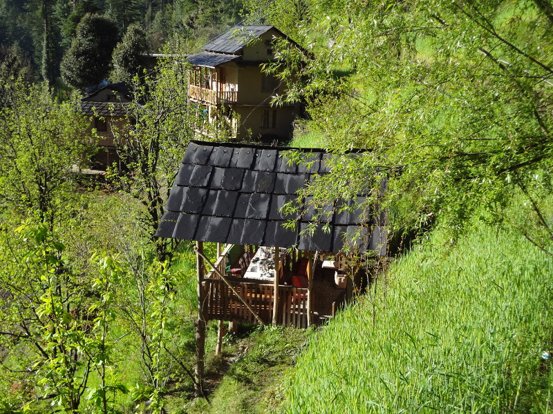 Retour à notre hôtel niché dans la verdure. Au premier plan la salle à manger