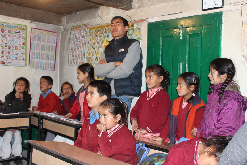 Nous nous rendons dans une école pour distribuer des cahiers et des crayons. L'instituteur, Dharma, avait été l'un de nos guides lors d'expéditions antérieures